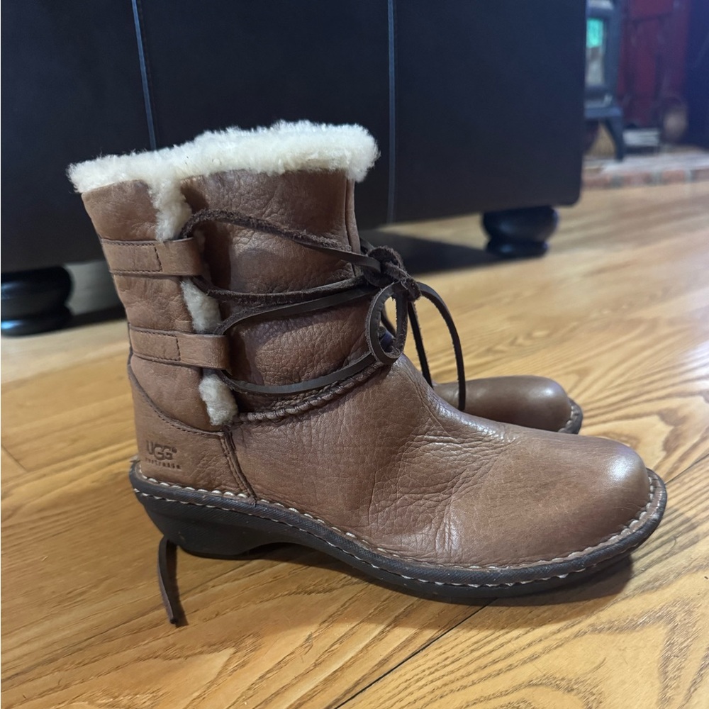 UGG Women's Tan Shearling Lace-Up Boots Never Worn Size 6